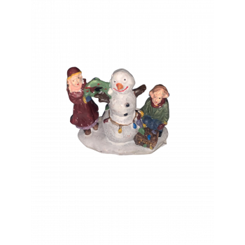 Hóembert építő gyerekek kicsi